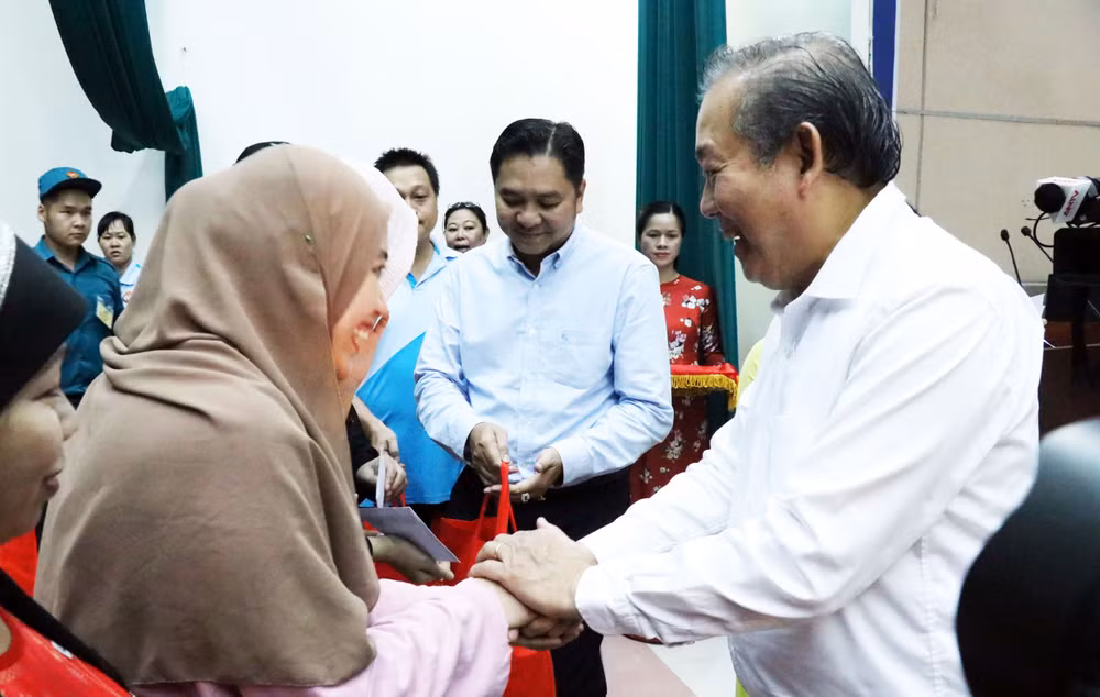 Officials present Tet gifts to needy people ảnh 1