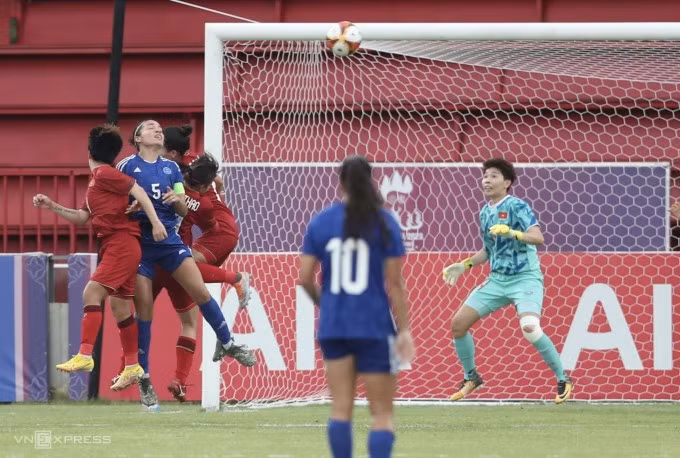 SEA Games 32: Vietnam advances to women’s football semifinals despite loss to Philippines ảnh 1
