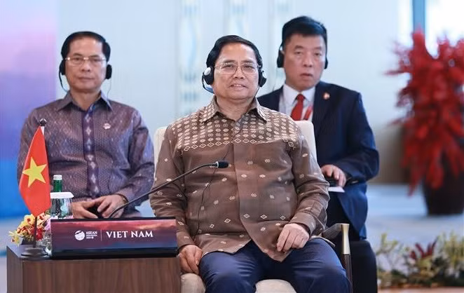 PM attends ASEAN Summit’s retreat, concludes working trip ảnh 1