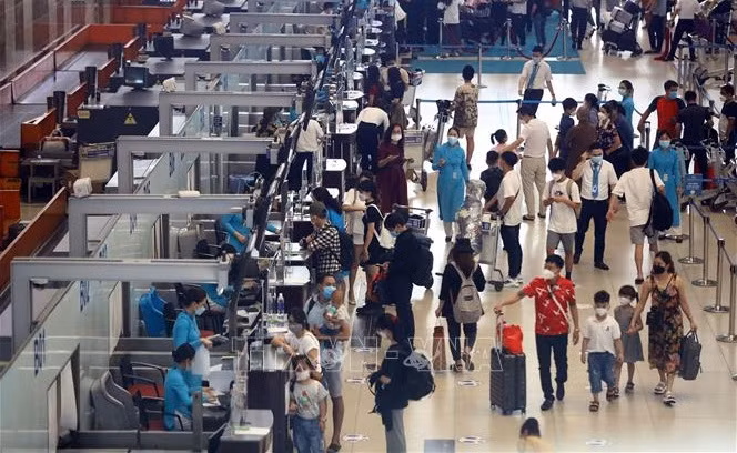 Air passenger volume soars during first five months ảnh 1