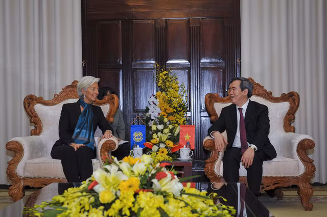 Central bank governor meets with IMF leader ảnh 1