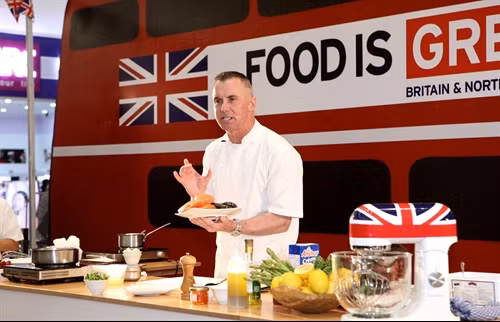 Michelin star chef Gary Rhodes cooks up in Vietnam ảnh 1