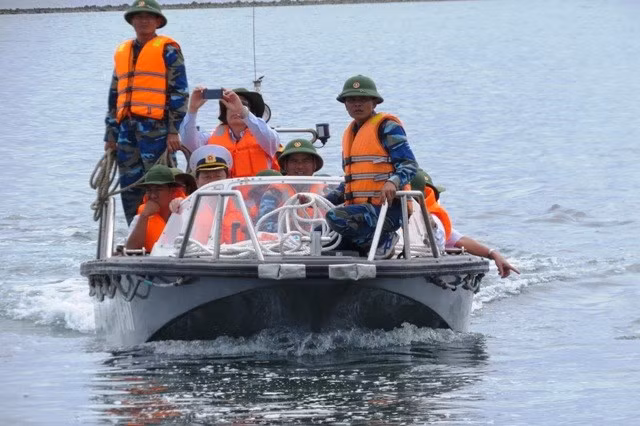 Speedboat presented to Truong Sa soldiers ảnh 1
