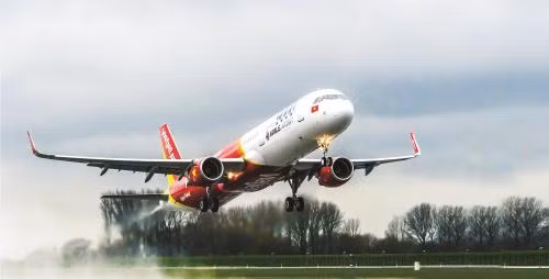 Vietjet flight makes emergency landing over passenger’s health ảnh 1