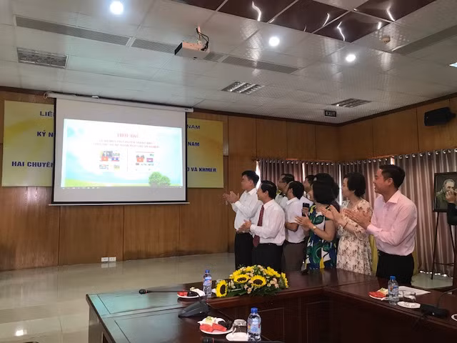 Thoi Dai newspaper launches Lao, Khmer electronic versions ảnh 1