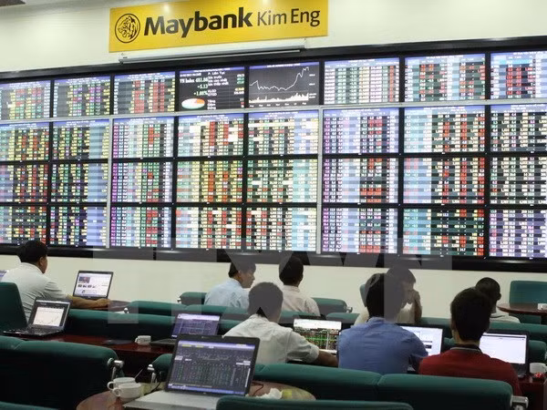 Positive outlook for stock market despite downward trend in May ảnh 1