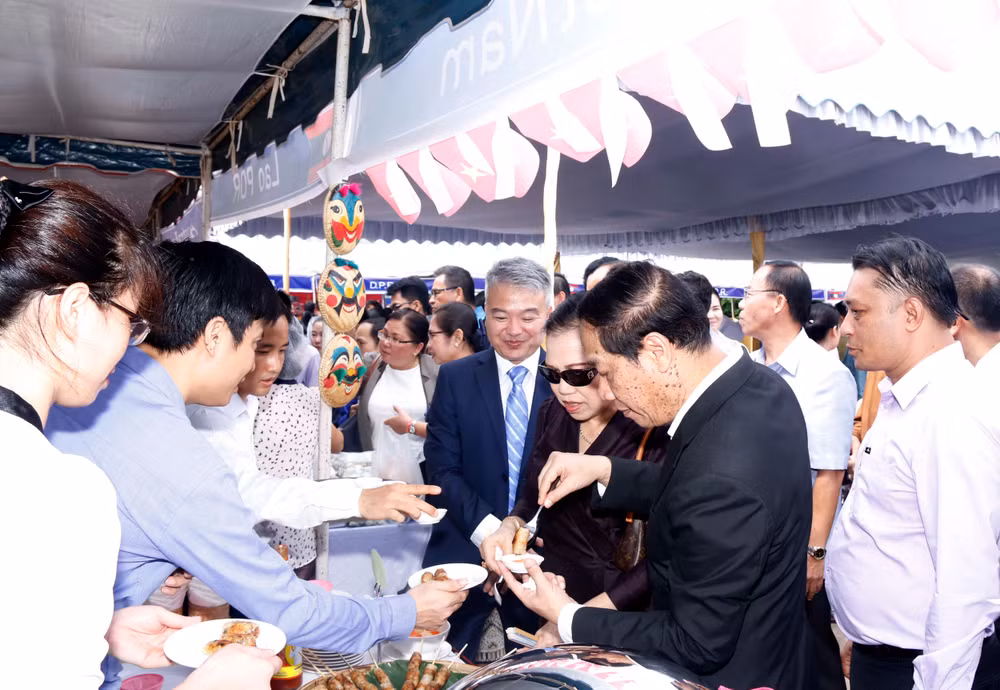 Typical dishes of ASEAN nations introduced at Vientiane fair ảnh 1