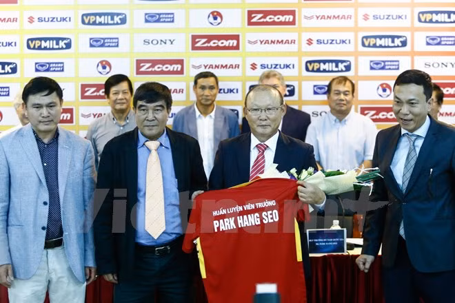 Korean coach leads Vietnamese football teams ảnh 1