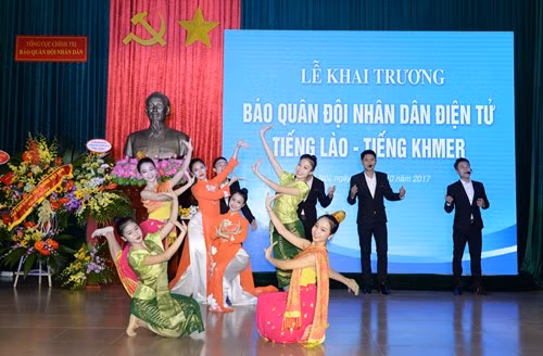 People’s Army Newspaper debuts online Lao, Khmer editions ảnh 1
