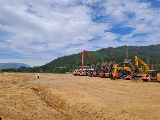 Da Nang starts construction of coastal port-linked road ảnh 2