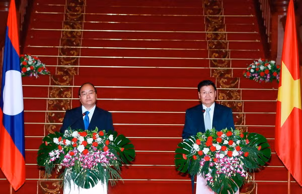 Vietnamese, Lao Prime Ministers agree to lift ties ảnh 1