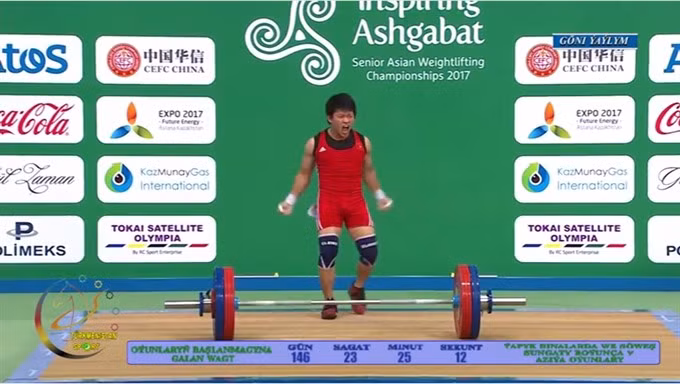 Vietnamese wins gold at Asian weightlifting champs ảnh 1