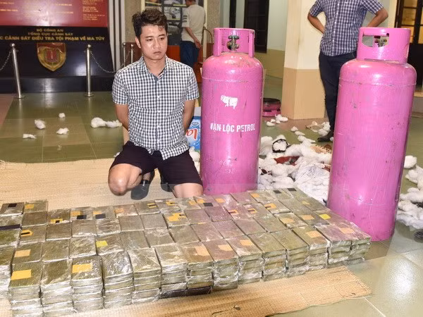 Eight get death for smuggling heroin ảnh 1