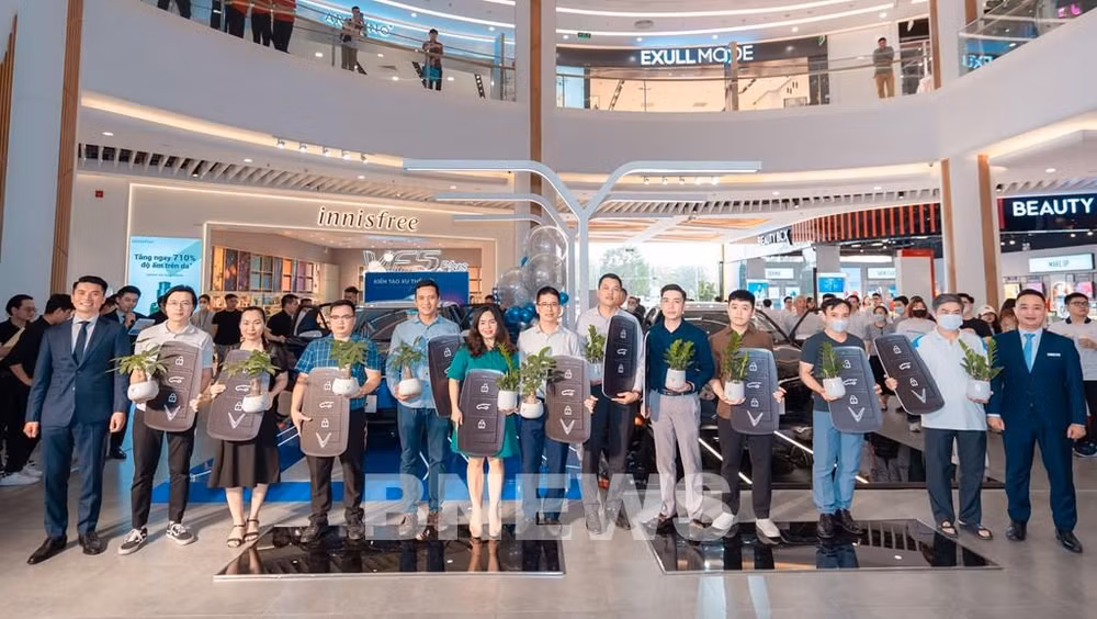 VinFast hands over first VF 5 Plus cars to customers ảnh 1