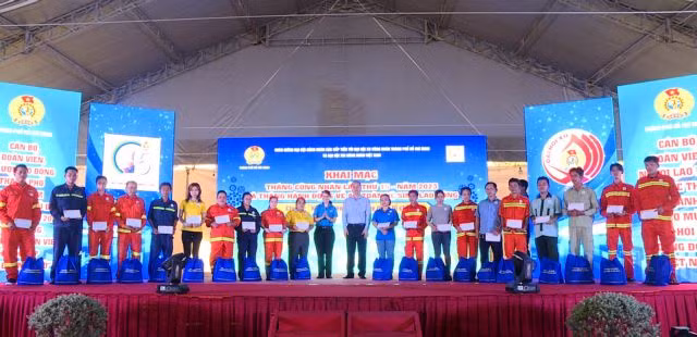 HCM City launches action month for workers ảnh 1