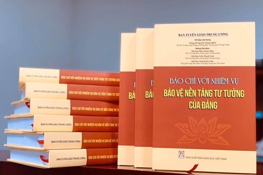 Book collection on Party’s ideological foundation debuts ảnh 1
