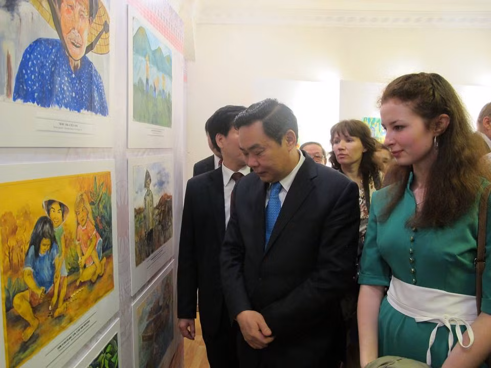 Exhibition displays children’s paintings on Vietnam and Russia ảnh 1 Exhibition displays children’s paintings on Vietnam and Russia ảnh 1