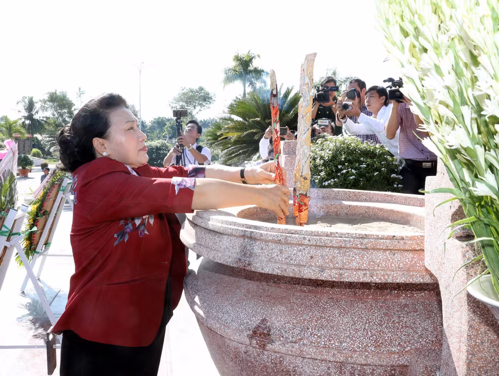 Ceremony honours 468 families of fallen soldiers ảnh 1
