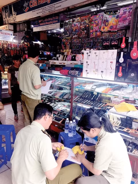 HCM City handles hundreds of smugglers, counterfeiters ảnh 1