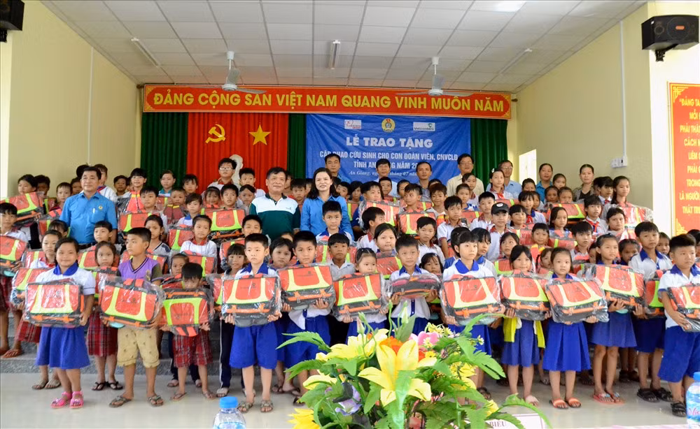 Lifebuoys designed like schoolbags presented to An Giang students ảnh 1