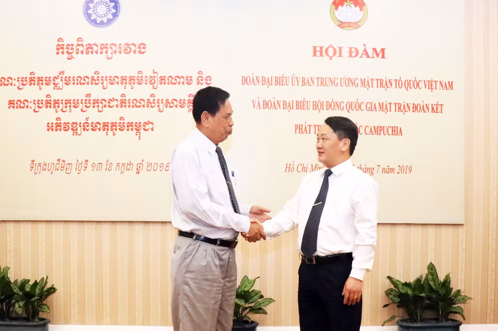 Vietnam, Cambodia boost cooperation in front work ảnh 1