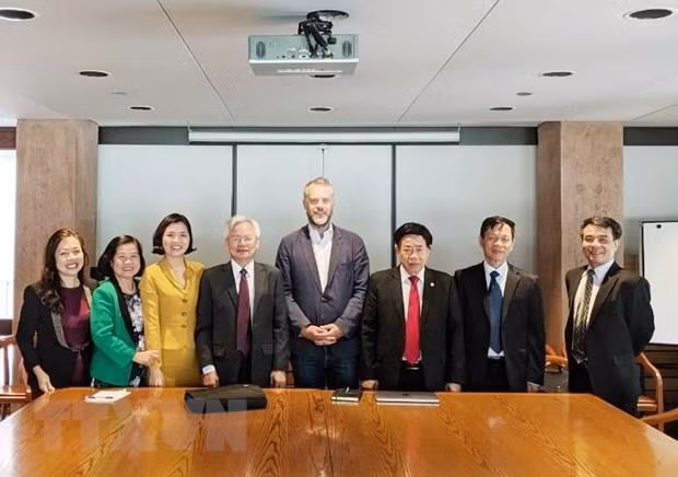 Central theoretical council delegation visits Canada ảnh 1