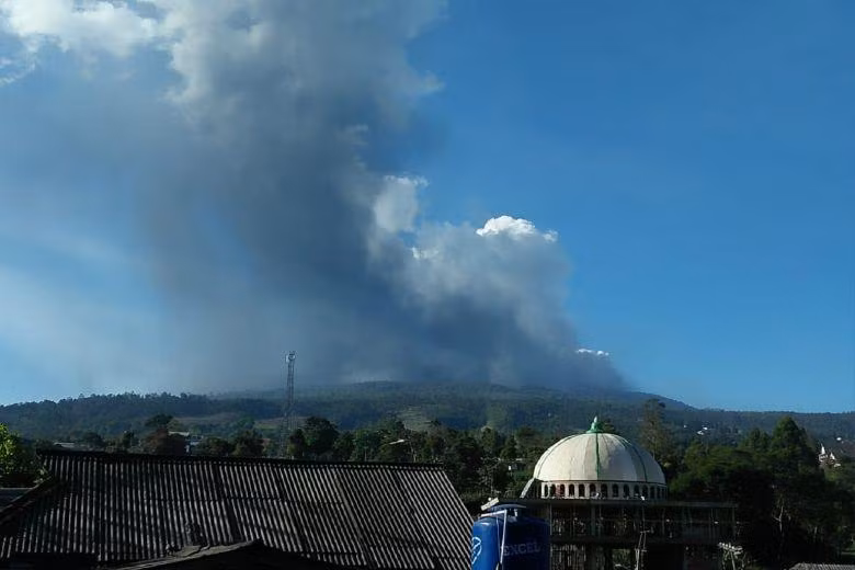 Indonesia: volcano erupts near Bandung city ảnh 1