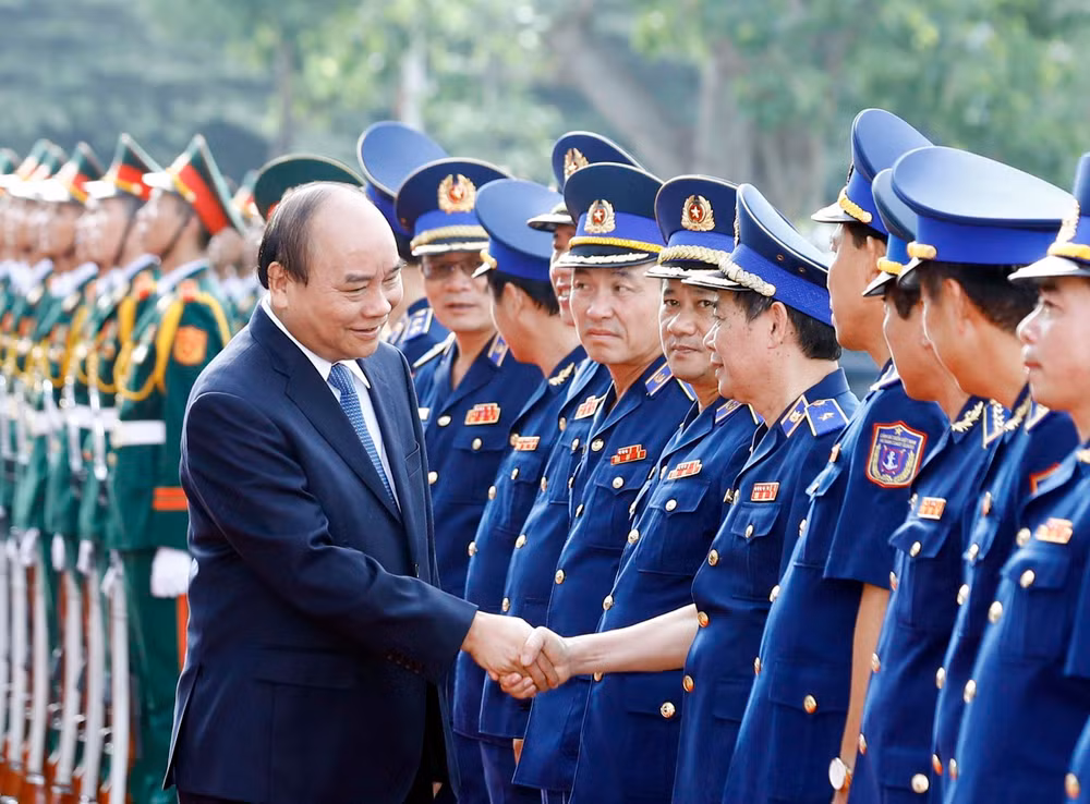 Coast guards bear heavy but glorious responsibility: PM ảnh 1