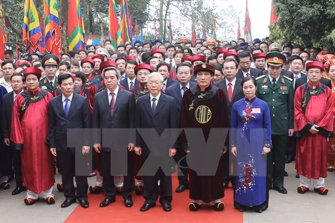 Party chief offers incense to commemorate Hung Kings ảnh 1