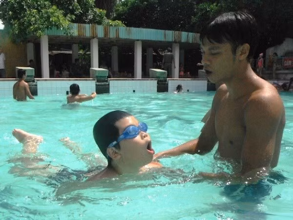 Teachers, children in Vinh Long taught swimming skills ảnh 1