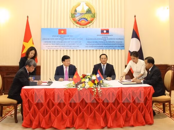 Vietnam, Laos pledge to give highest priority to bilateral ties ảnh 1