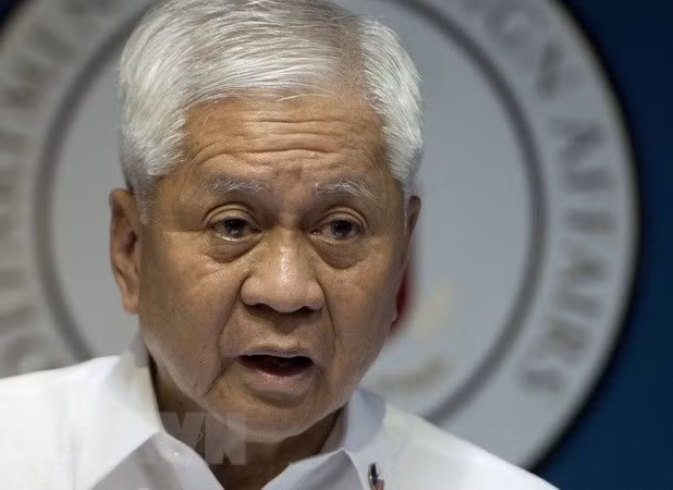 Filipino ex-FM urges China to pursue path of moderation in sea dispute ảnh 1