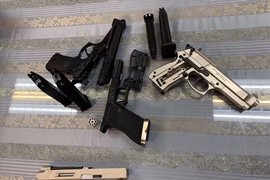 Plane passenger arrested for carrying firearms illegally ảnh 1