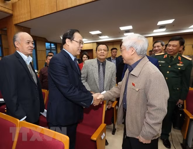 Party chief, President meets Hanoi voters ảnh 1
