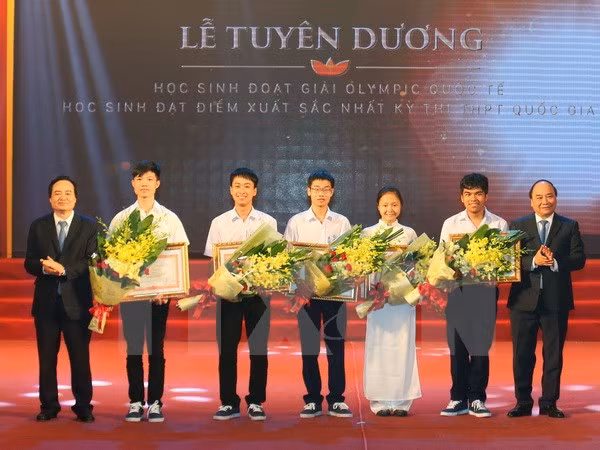 Prime Minister praises outstanding students at national, international exams ảnh 1