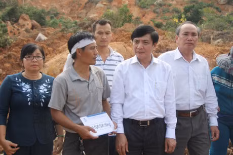 Flood-hit people in Khanh Hoa get support ảnh 1