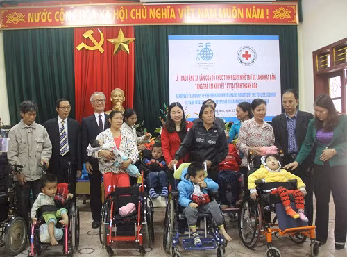 Japan charity presents wheelchairs to Thanh Hoa’s disabled children ảnh 1