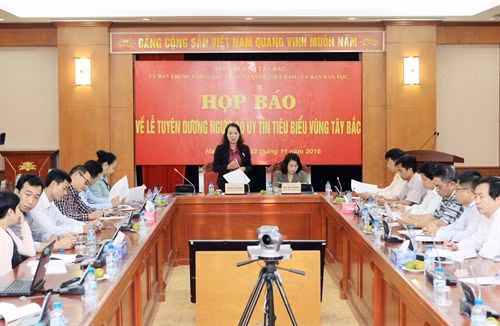 Phu Tho hosts ceremony honouring outstanding prestigious people ảnh 1