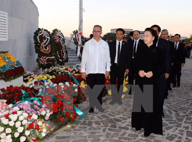 NA Chairwoman pays tribute to Cuba revolutionary leader ảnh 1