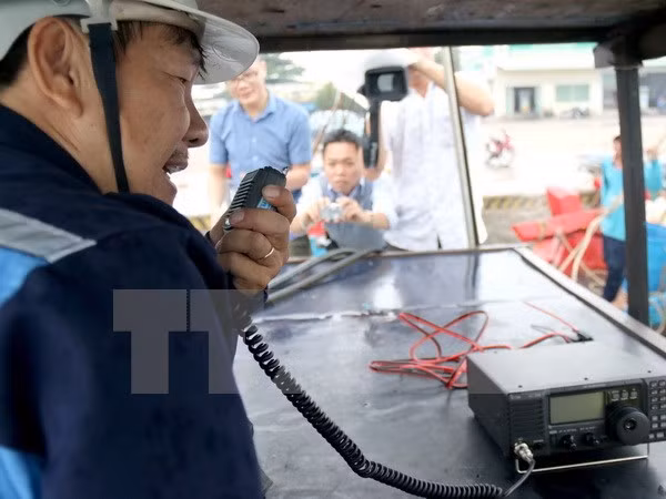 Binh Dinh fishermen equipped with communication devices ảnh 1