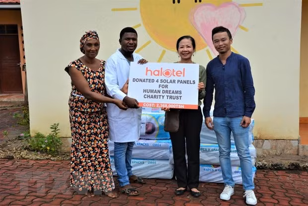 Vietnamese, Cuban embassies present gifts to Tanzanian orphans ảnh 1