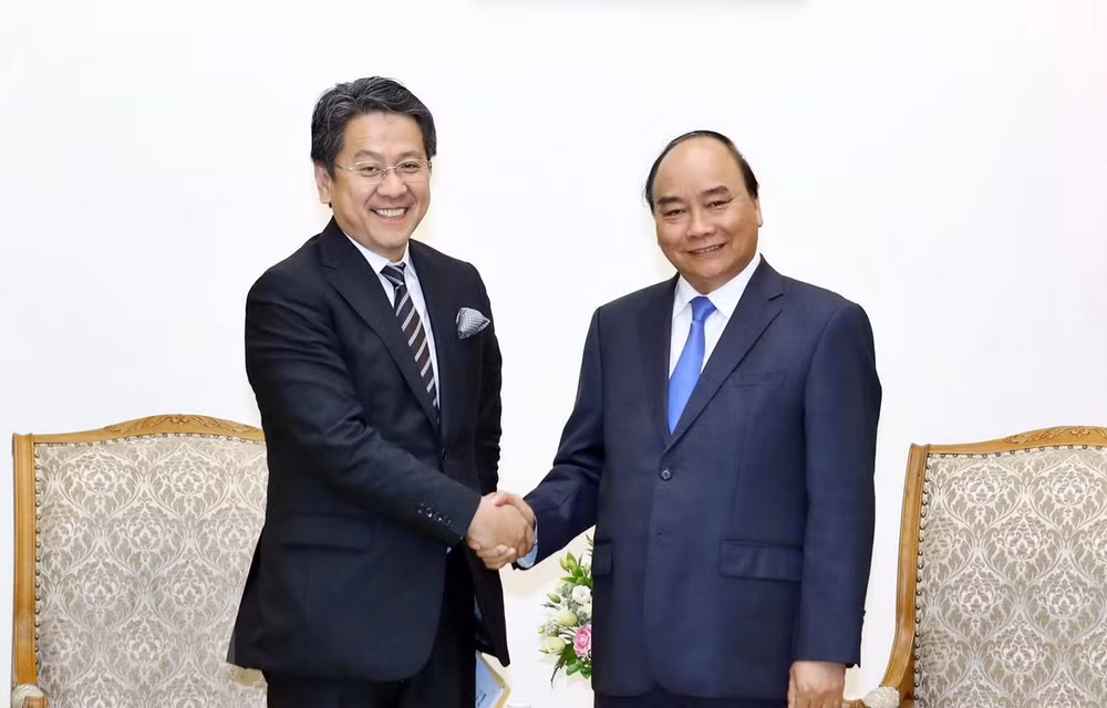 PM Nguyen Xuan Phuc receives JBIC Governor ảnh 1