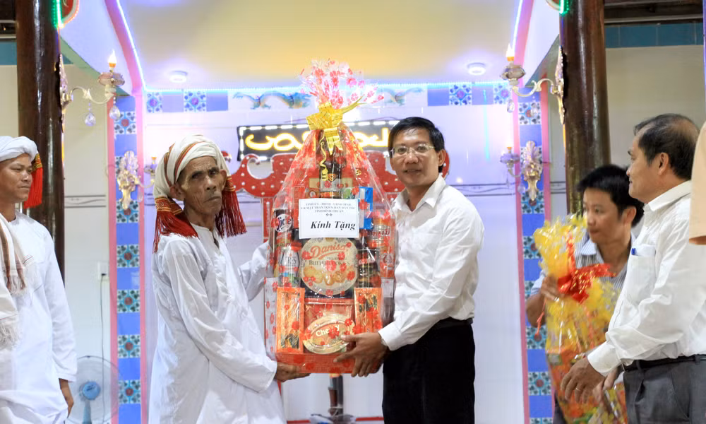 Binh Thuan leaders visit Cham Bani community on Ramuwan festival ảnh 1