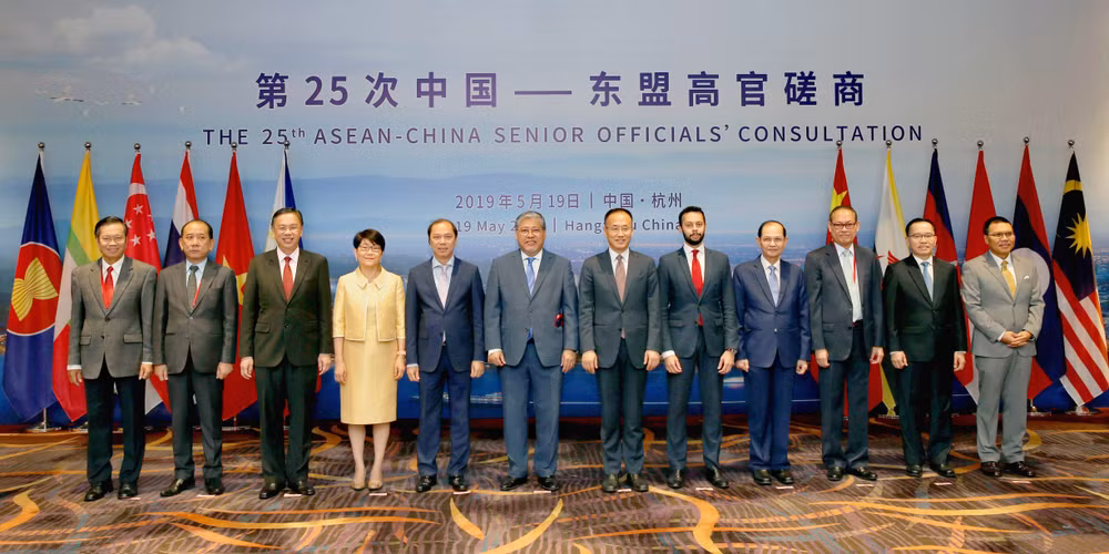 ASEAN, China talk ways to bolster strategic partnership ảnh 1
