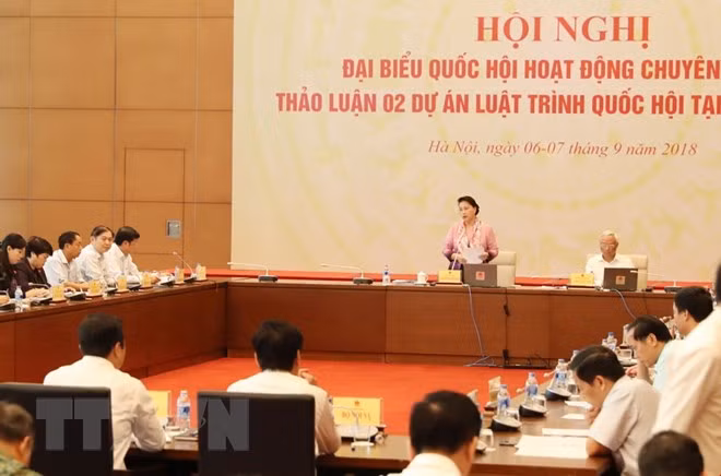 Full-time NA deputies meet to discuss bills on anti-corruption, higher education ảnh 1