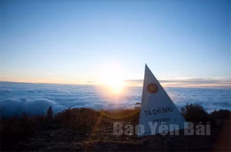 Yen Bai launches tours to conquer two of highest mountains in Vietnam ảnh 1