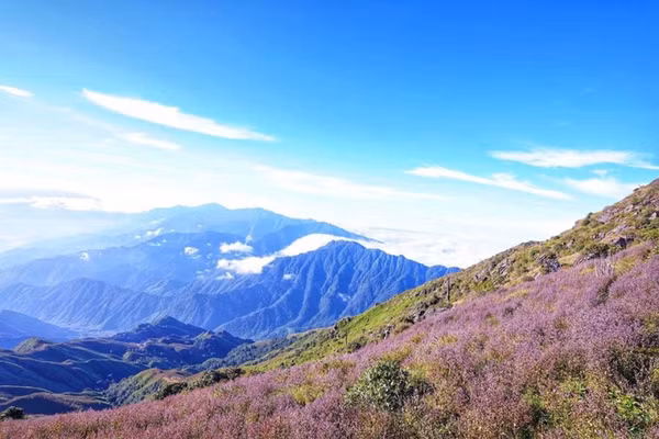 Yen Bai launches tours to conquer two of highest mountains in Vietnam ảnh 2