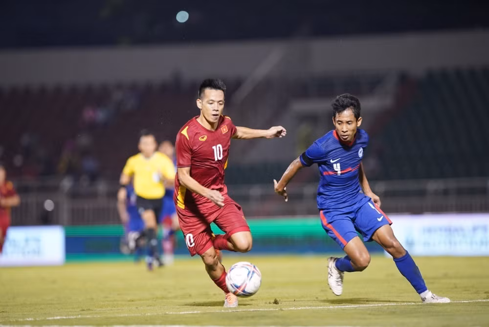 Vietnam win 4 - 0 over Singapore in friendly football match ảnh 1