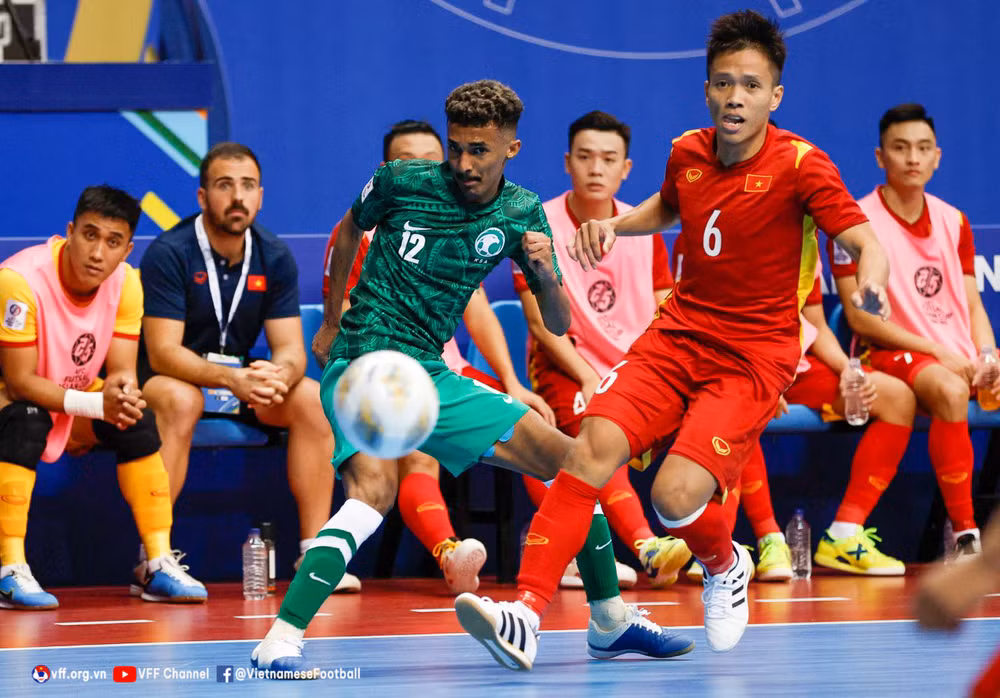 Vietnam defeat Saudi Arabia, top Group D at AFC Futsal Asian Cup ảnh 1