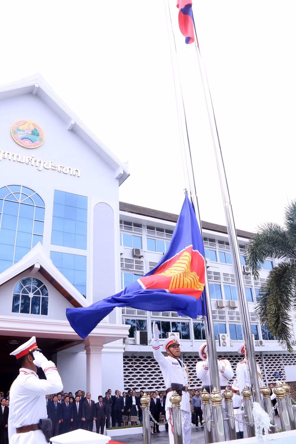 Flag raising ceremony in Laos celebrates ASEAN’s 51st anniversary ảnh 2